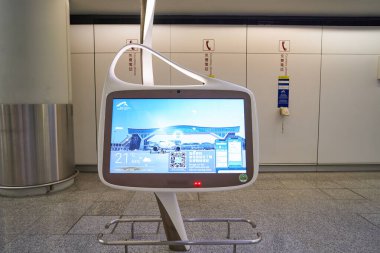 HONG KONG, ÇİN - 04 Aralık 2023: Hong Kong Uluslararası Havalimanı içindeki etkileşimli self servis bilgi kiosku.