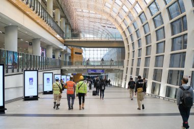 HONG KONG, ÇİN - 04 Aralık 2023: Hong Kong Uluslararası Havaalanı 'nın içi.