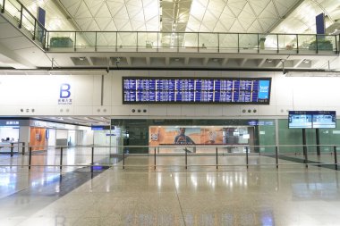 HONG KONG, ÇİN - 04 Aralık 2023: Hong Kong Uluslararası Havalimanı B Salonu 'nda görüldüğü gibi uçuş bilgi görüntüleme sistemi.