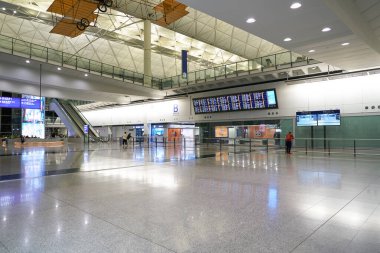 HONG KONG, ÇİN - 04 Aralık 2023: Hong Kong Uluslararası Havaalanı B varış salonu.