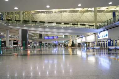 HONG KONG, ÇİN - 04 Aralık 2023: Hong Kong Uluslararası Havaalanı 'nın içi.