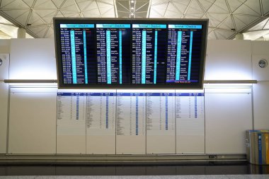 Hong Kong Uluslararası Havaalanı 'nda görülen HONG KONG, ÇİN - 04 Aralık 2023: uçuş bilgi sistemi.