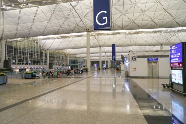 HONG KONG, ÇİN - 04 Aralık 2023: Hong Kong Uluslararası Havaalanı giriş koridorları.