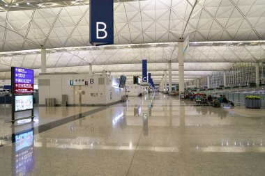 HONG KONG, ÇİN - 04 Aralık 2023: Hong Kong Uluslararası Havaalanı giriş koridorları.