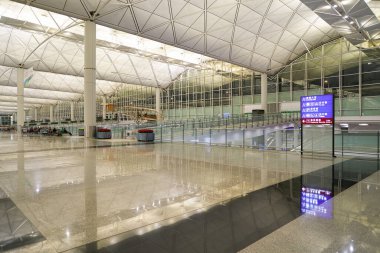 HONG KONG, ÇİN - 04 Aralık 2023: Hong Kong Uluslararası Havaalanı kalkış seviyesi.