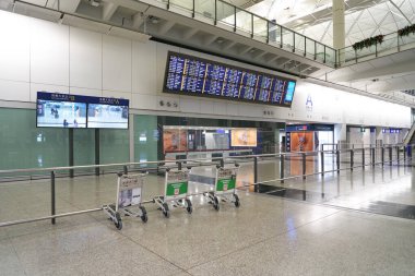 HONG KONG, ÇİN - 04 Aralık 2023: Hong Kong Uluslararası Havaalanı 'nın A bölümünde görülen bagaj vagonları.