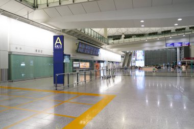 HONG KONG, ÇİN - 04 Aralık 2023: Hong Kong Uluslararası Havaalanı 'ndaki A varış salonu.