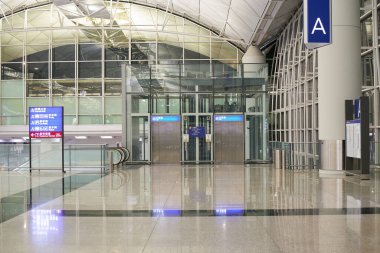 HONG KONG, ÇİN - 08 Aralık 2023: Hong Kong Uluslararası Havaalanı 'nın içi.