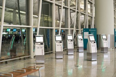 HONG KONG, ÇİN - 08 ARALIK 2023: Hong Kong Uluslararası Havaalanı 'nda kendi kendine kontrol alanı.