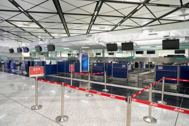 HONG KONG, ÇİN - 04 Aralık 2023: Hong Kong Uluslararası Havalimanı 'ndaki AirAsia kontrol gişesi.