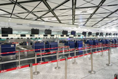 HONG KONG, ÇİN - 04 Aralık 2023: Hong Kong Uluslararası Havalimanı 'ndaki AirAsia kontrol gişesi.