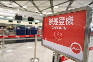 Hong Kong Uluslararası Havalimanı 'ndaki HONG KONG, ÇİN - 04 Aralık 2023 AirAsia check-in alanı.