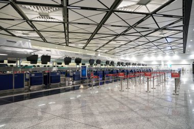 HONG KONG, ÇİN - 04 Aralık 2023: Hong Kong Uluslararası Havalimanı 'ndaki AirAsia kontrol gişesi.