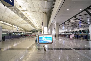 HONG KONG, ÇİN - 04 Aralık 2023: Hong Kong Uluslararası Havalimanı 'ndaki interaktif bilgi kiosk giriş alanı.