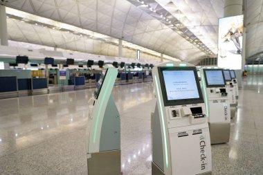 HONG KONG, ÇİN - 04 Aralık 2023: Hong Kong Uluslararası Havalimanı 'nda kendi kendine kontrol alanı.