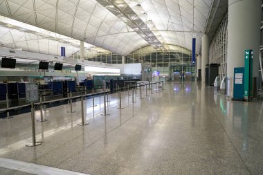 HONG KONG, ÇİN - 04 ARALIK 2023: Hong Kong Uluslararası Havaalanı giriş bölümü.