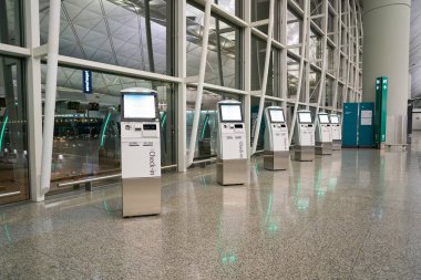 HONG KONG, ÇİN - 04 Aralık 2023: Hong Kong Uluslararası Havalimanı 'nda kendi kendine kontrol alanı.
