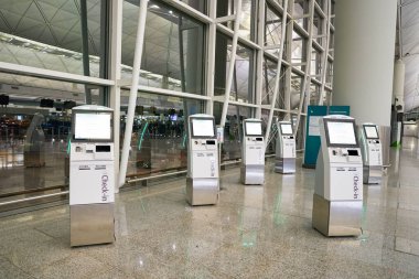 HONG KONG, ÇİN - 04 Aralık 2023: Hong Kong Uluslararası Havalimanı 'nda kendi kendine kontrol alanı.