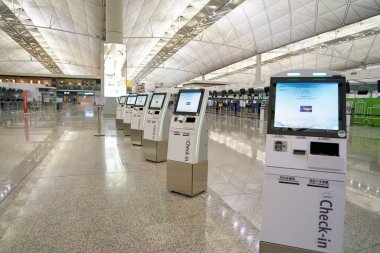 HONG KONG, ÇİN - 04 Aralık 2023: Hong Kong Uluslararası Havalimanı 'nda kendi kendine kontrol alanı.