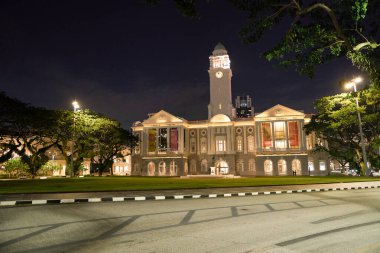 SINGAPORE - NOVEMBER 04, 2023: Singapur 'daki Victoria Tiyatrosu ve Konser Salonu sokak manzarası.