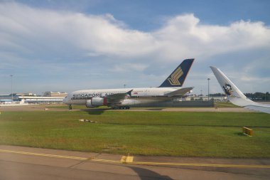 SINGAPORE - NOVEMBER 07, 2023: Airbus A380 Singapur Changi Havaalanı 'nda görüldüğü üzere taksiyoldadır.