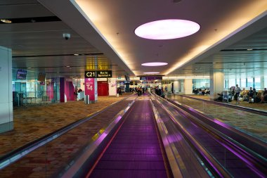 SINGAPORE - NOVEMBER 06, 2023: Singapur Changi Havaalanı içinde yürüyüş yolu.