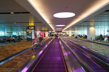 SINGAPORE - NOVEMBER 06, 2023: Singapur Changi Havaalanı içinde yürüyüş yolu.