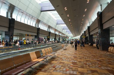 SINGAPORE - NOVEMBER 04, 2023: Singapur Changi Havaalanı içinde yürüyüş yolu.