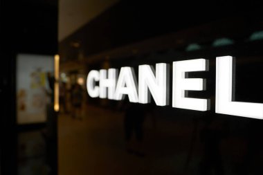 SINGAPORE - NOVEMBER 06, 2023: Singapur 'daki mağazada Chanel tabelasını yakın çekim.