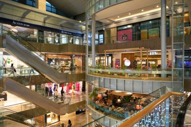 SINGAPORE - Kasım 06, 2023: Paragon Alışveriş Merkezi 'nin içi. Paragon, Singapur 'un Orchard Road bölgesinde bulunan bir alışveriş merkezidir..