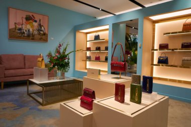 SINGAPORE - Kasım 06, 2023: Paragon AVM 'deki Avenue On 3' ün iç çekimi. Paragon, Singapur 'un Orchard Road bölgesinde bulunan bir alışveriş merkezidir..