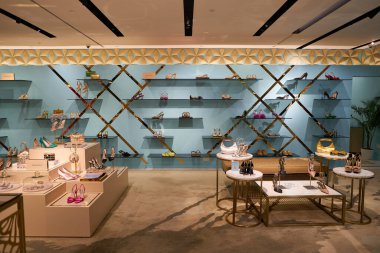 SINGAPORE - Kasım 06, 2023: Paragon AVM 'deki Avenue On 3' ün iç çekimi. Paragon, Singapur 'un Orchard Road bölgesinde bulunan bir alışveriş merkezidir..