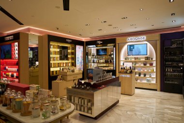 SINGAPORE - NOVEMBER 06, 2023: Escentials mağazasının içi Paragon Mall 'da. Paragon, Singapur 'un Orchard Road bölgesinde bulunan bir alışveriş merkezidir..