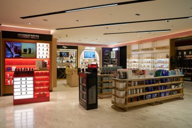 SINGAPORE - NOVEMBER 06, 2023: Escentials mağazasının içi Paragon Mall 'da. Paragon, Singapur 'un Orchard Road bölgesinde bulunan bir alışveriş merkezidir..