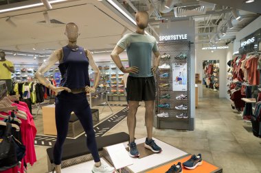 SINGAPORE - NOVEMBER 06, 2023: Paragon Mall 'daki Asics mağazasında giysili mankenler sergileniyor. Asics, spor kıyafetleri üreten çok uluslu bir Japon şirketidir..