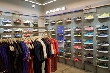 SINGAPORE - NOVEMBER 06, 2023: Paragon Mall 'daki Asics mağazasının içi. Asics, spor kıyafetleri üreten çok uluslu bir Japon şirketidir..