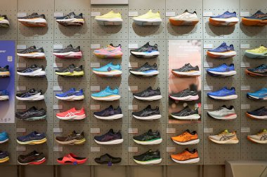 SINGAPORE - NOVEMBER 06, 2023: Paragon Mall 'daki Asics mağazasında çeşitli ayakkabılar sergilenmektedir. Asics, spor kıyafetleri üreten çok uluslu bir Japon şirketidir..