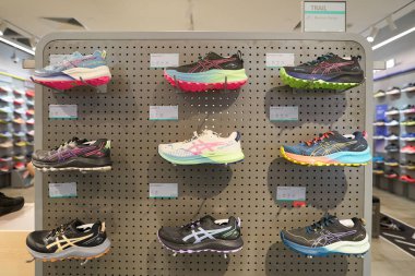 SINGAPORE - NOVEMBER 06, 2023: Paragon Mall 'daki Asics mağazasında çeşitli ayakkabılar sergilenmektedir. Asics, spor kıyafetleri üreten çok uluslu bir Japon şirketidir..