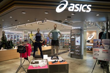 SINGAPORE - Kasım 06, 2023: Paragon Alışveriş Merkezi 'nin içindeki Asics mağazası. Asics, spor kıyafetleri üreten çok uluslu bir Japon şirketidir..