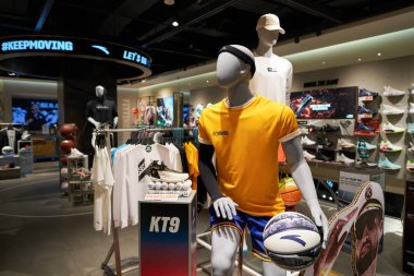 SINGAPORE - NOVEMBER 06, 2023: Paragon Mall 'daki Anta basketbol mağazasında giyilen manken. Anta Sports Products Limited, Çin 'de faaliyet gösteren bir spor ekipmanı şirketidir..
