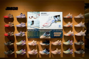 ŞARKI - NOVEMBER 06, 2023: Anta basketbol mağazasında çeşitli ayakkabılar sergilenmektedir. Anta Sports Products Limited, Çin 'de faaliyet gösteren bir spor ekipmanı şirketidir..