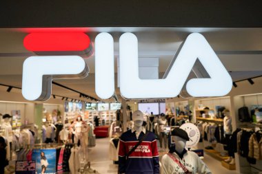SINGAPORE - Kasım 06, 2023: Fila işaretini yakın çekim. Fila Güney Kore 'ye ait bir spor markasıdır..