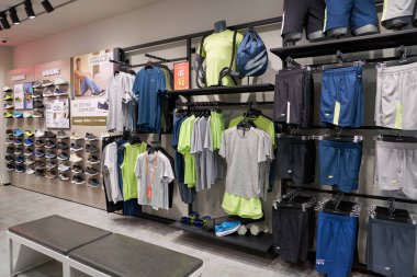 SINGAPORE - NOVEMBER 06, 2023: Paragon Alışveriş Merkezi 'ndeki Skechers mağazasının içi. Skechers USA, ABD 'li çok uluslu bir ayakkabı firması..