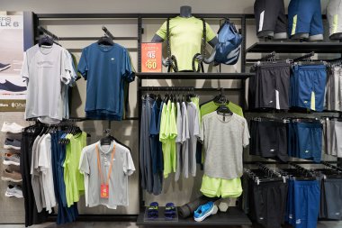 SINGAPORE - NOVEMBER 06, 2023: Paragon Alışveriş Merkezi 'ndeki Skechers mağazasının içi. Skechers USA, ABD 'li çok uluslu bir ayakkabı firması..
