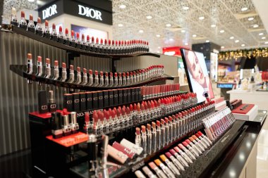 SINGAPORE - NOVEMBER 06, 2023: Paragon Alışveriş Merkezi 'ndeki Metro Paragon' da sergilenen Christian Dior ruj koleksiyonu. Dior, Fransız çok uluslu lüks moda evi..