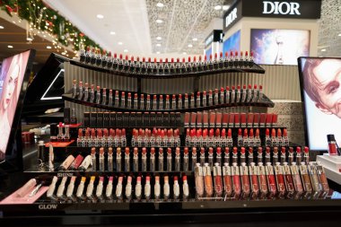 SINGAPORE - NOVEMBER 06, 2023: Paragon Alışveriş Merkezi 'ndeki Metro Paragon' da sergilenen Christian Dior ruj koleksiyonu. Dior, Fransız çok uluslu lüks moda evi..