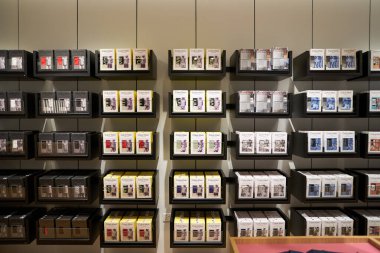 ŞARKI - NOVEMBER 06, 2023: Calvin Klein mağazasında sergilenen çeşitli iç çamaşırları Paragon alışveriş kompleksi. Calvin Klein bir Amerikan moda evi..