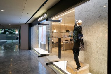 ŞARKI - 06, 2023: Givenchy mağaza önü Paragon alışveriş kompleksi içinde. Givenchy, Fransız lüks bir moda ve parfüm evi..