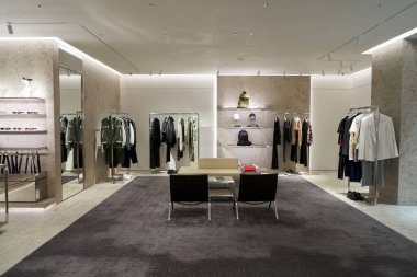 SINGAPORE - NOVEMBER 06, 2023: Paragon alışveriş kompleksinin içindeki Givenchy mağazasının içi. Givenchy, Fransız lüks bir moda ve parfüm evi..