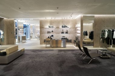 SINGAPORE - NOVEMBER 06, 2023: Paragon alışveriş kompleksinin içindeki Givenchy mağazasının içi. Givenchy, Fransız lüks bir moda ve parfüm evi..